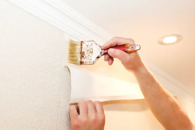 Pose de papier peint à Our — revêtements muraux et toiles de verre